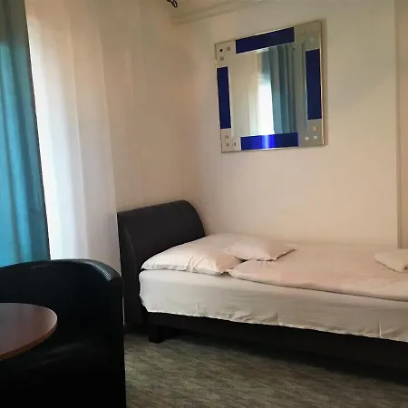 Europa Panzio Bed & Breakfast 3*