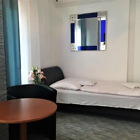 Europa Panzio Bed & Breakfast 3*